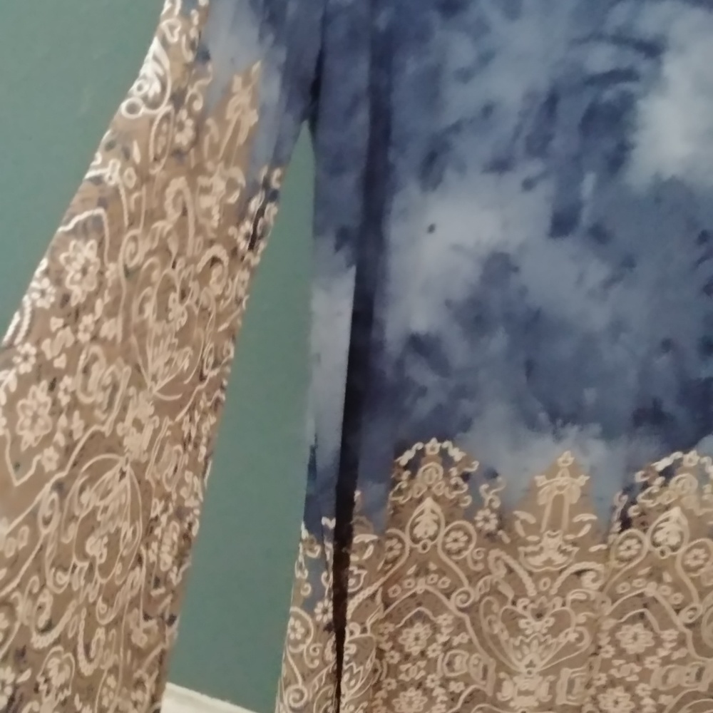 Top. With flared sleeves and asymmetrical borders